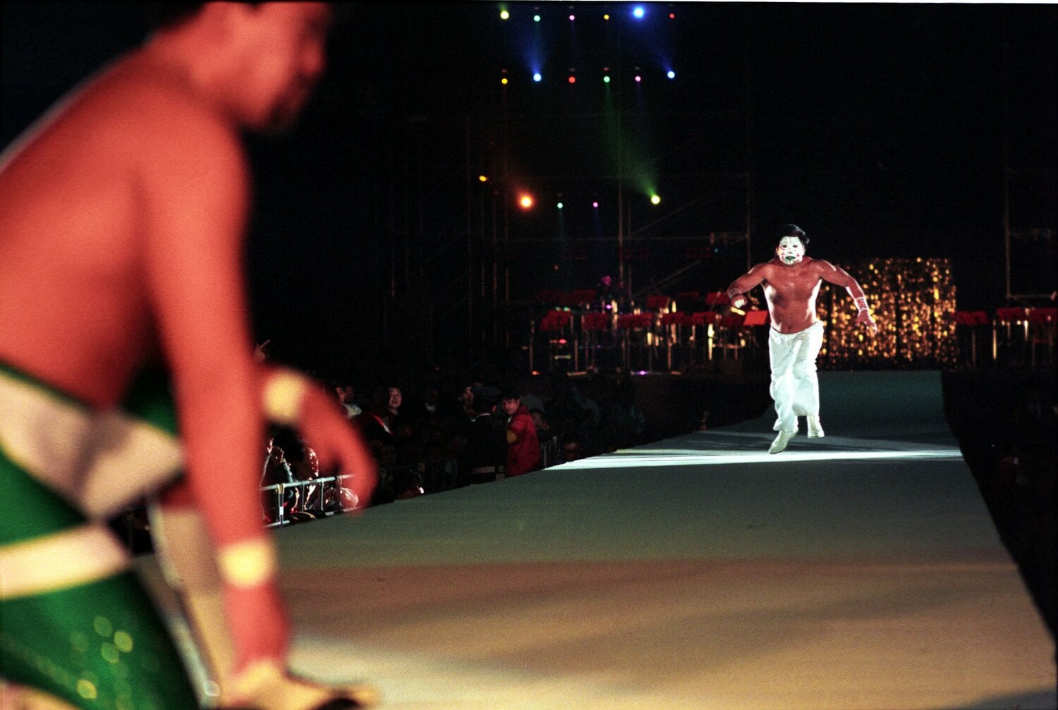 蝶野正洋をめがけて東京ドームの長い花道をダッシュするムタ