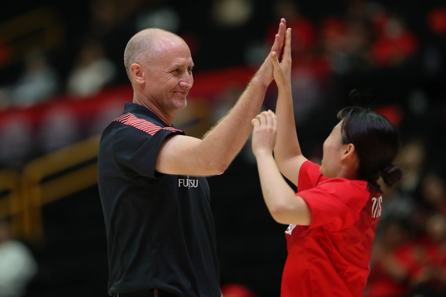 本橋とハイタッチするホーバスHC©Getty Images