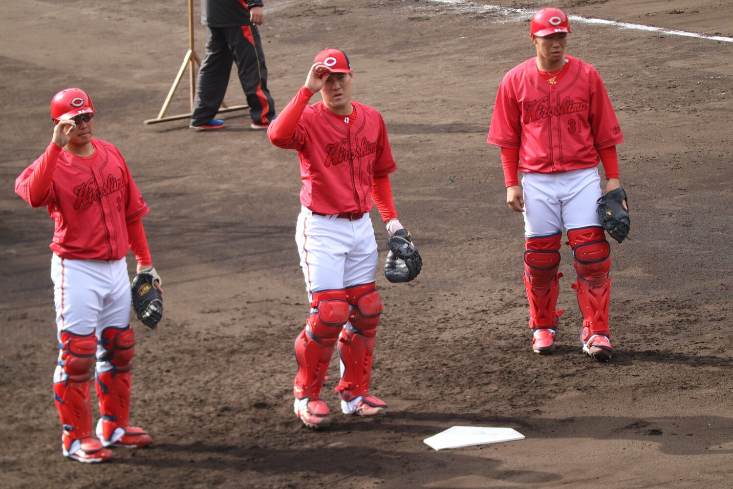 (左から)石原、磯村、坂倉の捕手陣 ©Kou Hiroo
