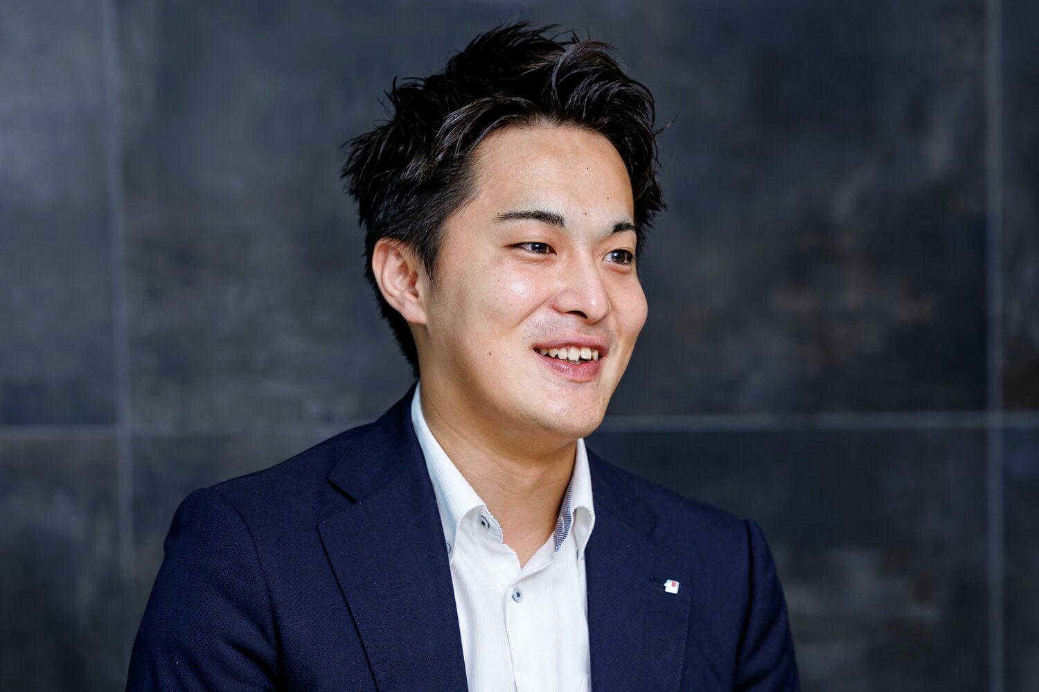 インタビューに答える現在の柴田貴広さん　©Kiichi Matsumoto