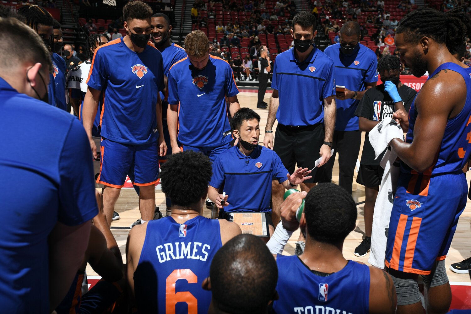 2021年にはNBAサマーリーグでヘッドコーチに抜擢されるなど米国で着実にキャリアを積み上げてきた吉本泰輔　©︎Garrett Ellwood/NBAE via Getty Images