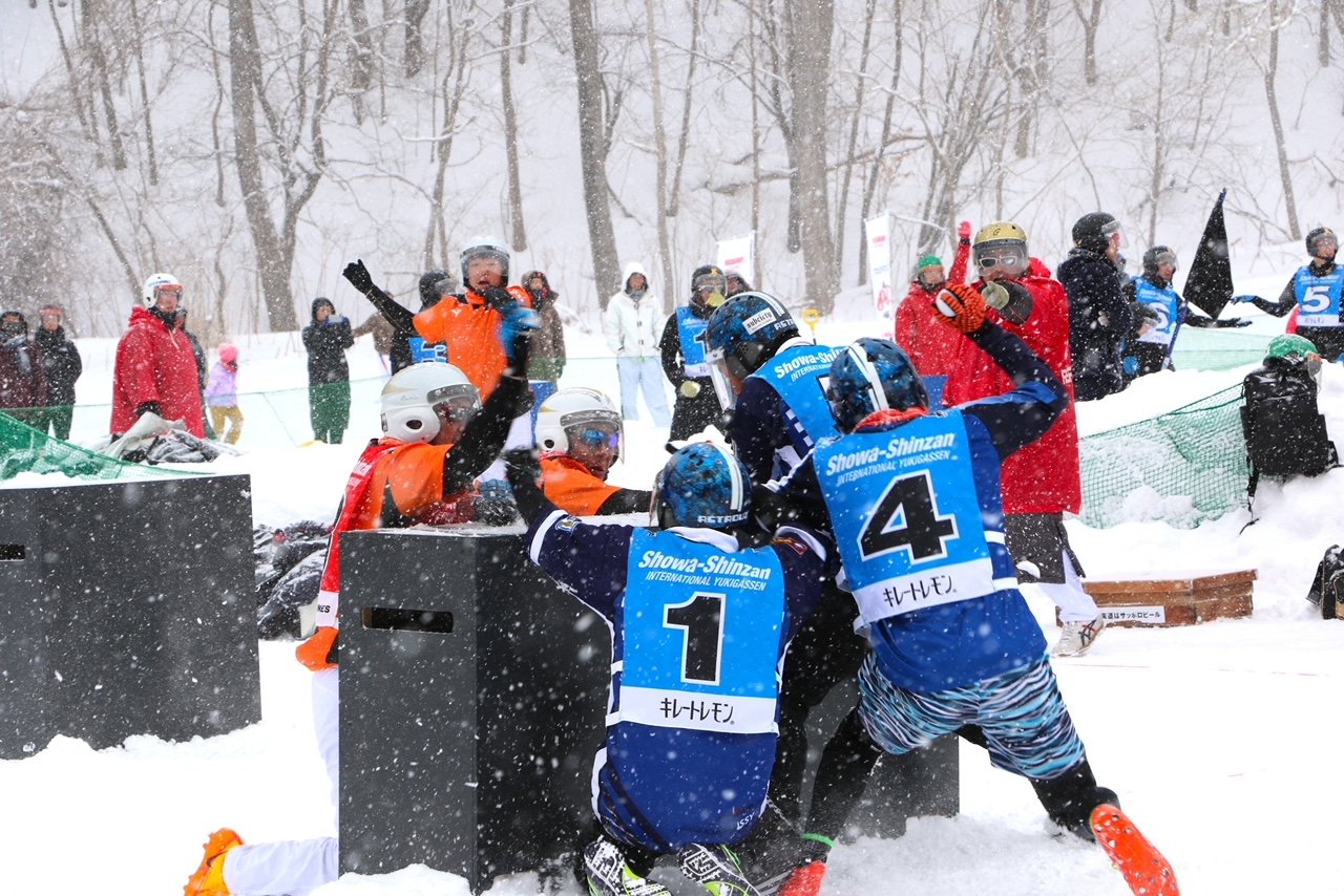 センターポジションの奪い合い。2人、3人と選手がやってくると、誰が当たって、誰が当たっていないかの判定はかなり困難になる ©雪合戦マガジン