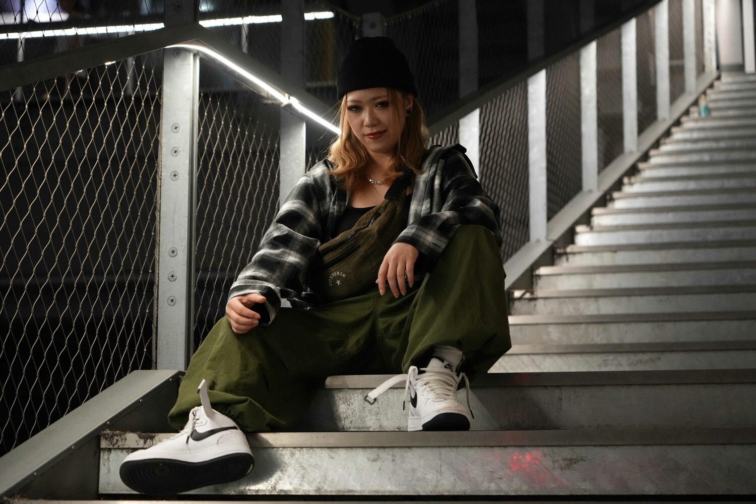 ストリートファッションで取材に応じた鈴季すず