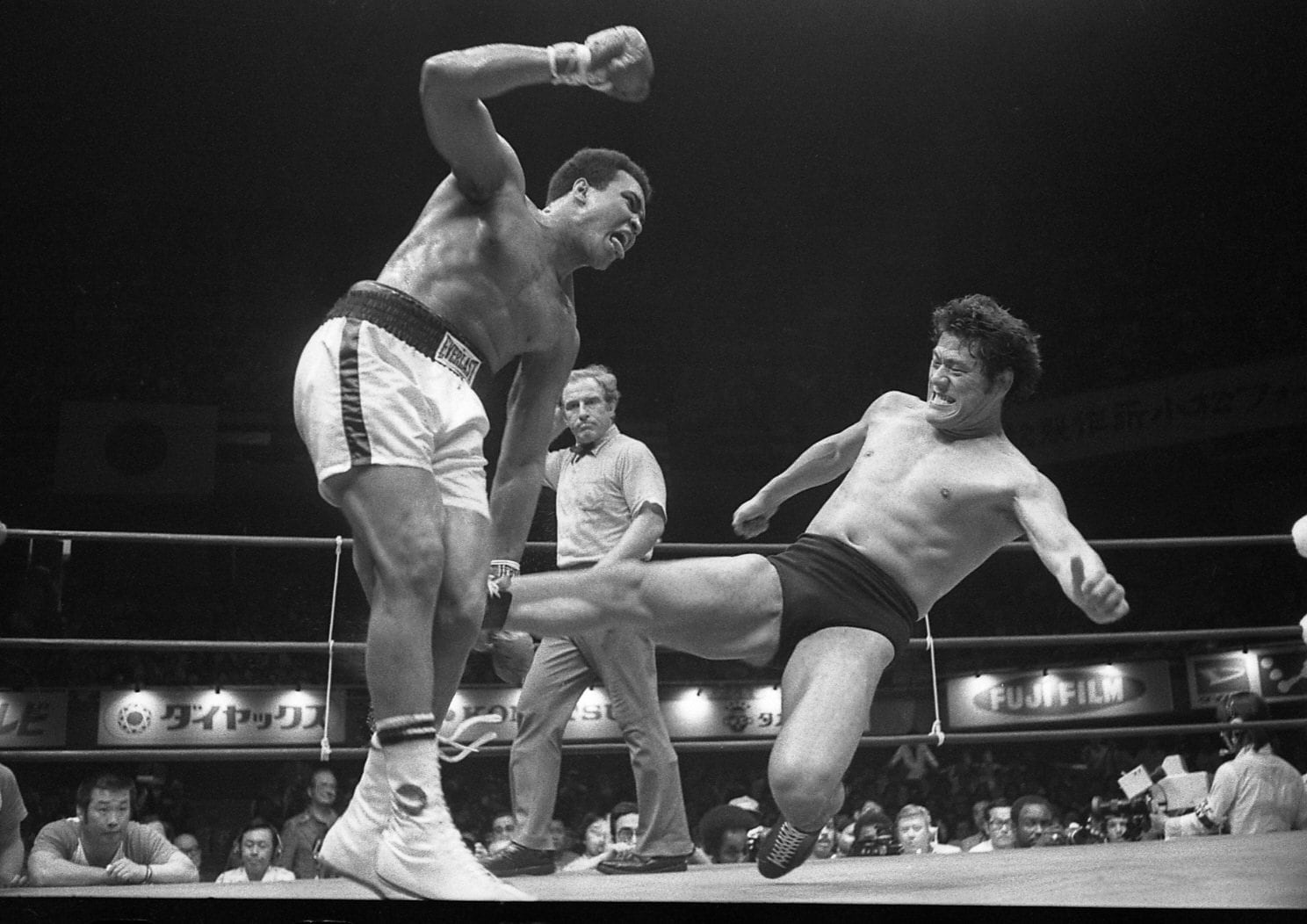 「世紀の一戦」とされた1976年のモハメド・アリとの異種格闘技戦。猪木の名は世界に知られたが、同時に莫大な借金を背負うことにもなった　©JIJI PRESS