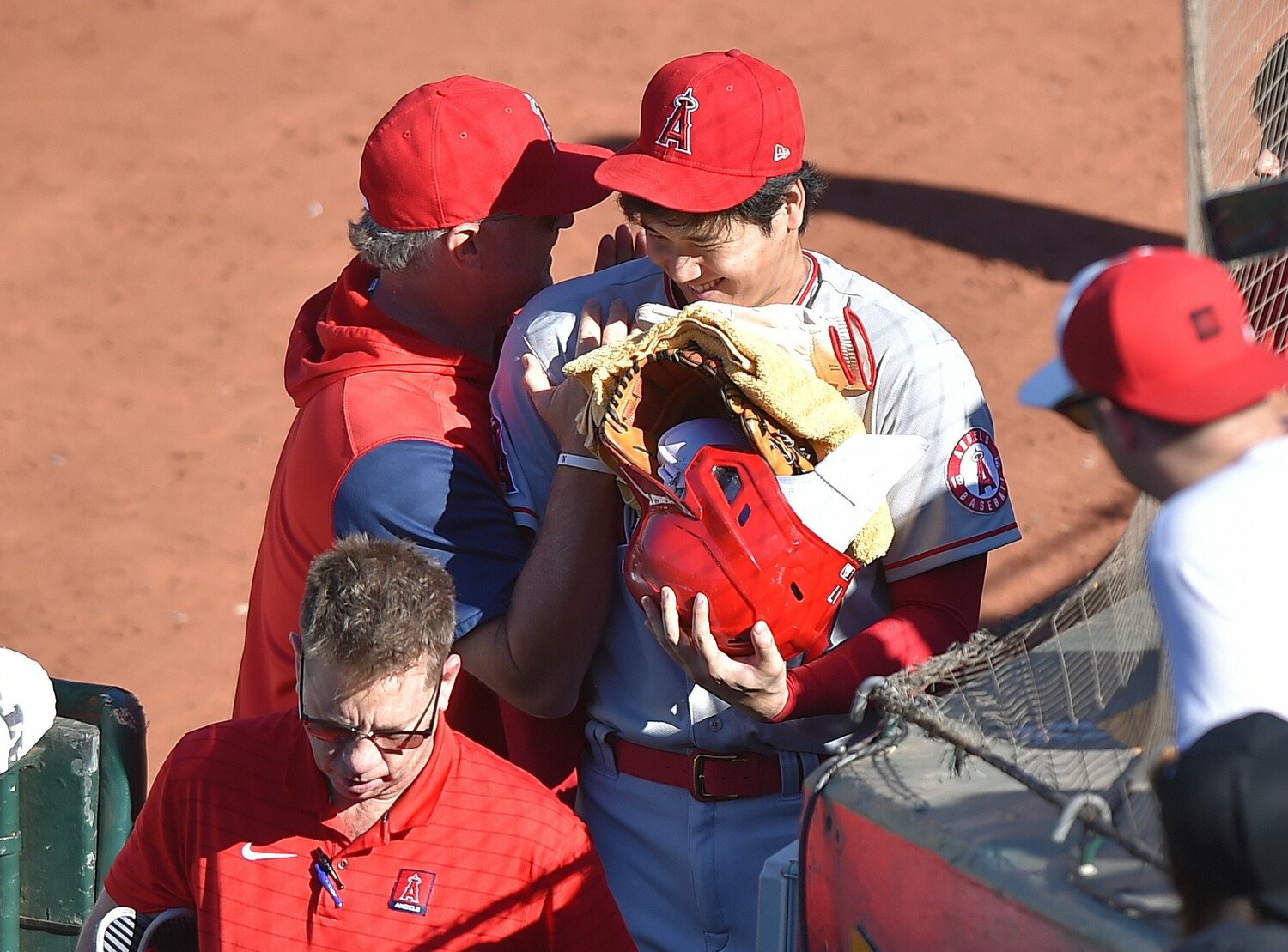2022シーズン、大谷を熱いハグでねぎらったネビン監督のひとコマ　©JIJI PRESS