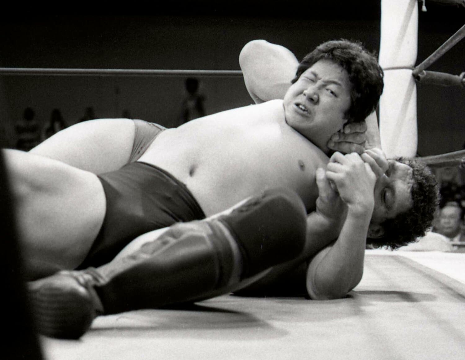 アンドレの強引なフルネルソンに前田は苦悶の表情　©東京スポーツ新聞社