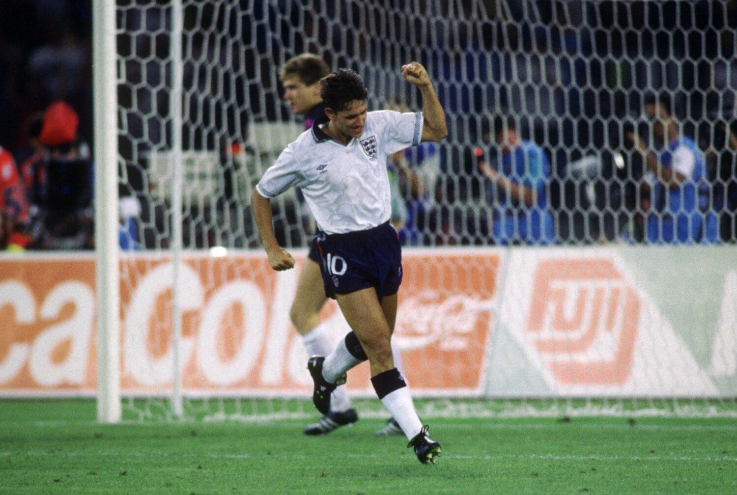 1990年W杯、準決勝の西ドイツ戦。PKを成功させたリネカーだったが、イングランド代表は敗れ決勝進出を逃した　©AFLO