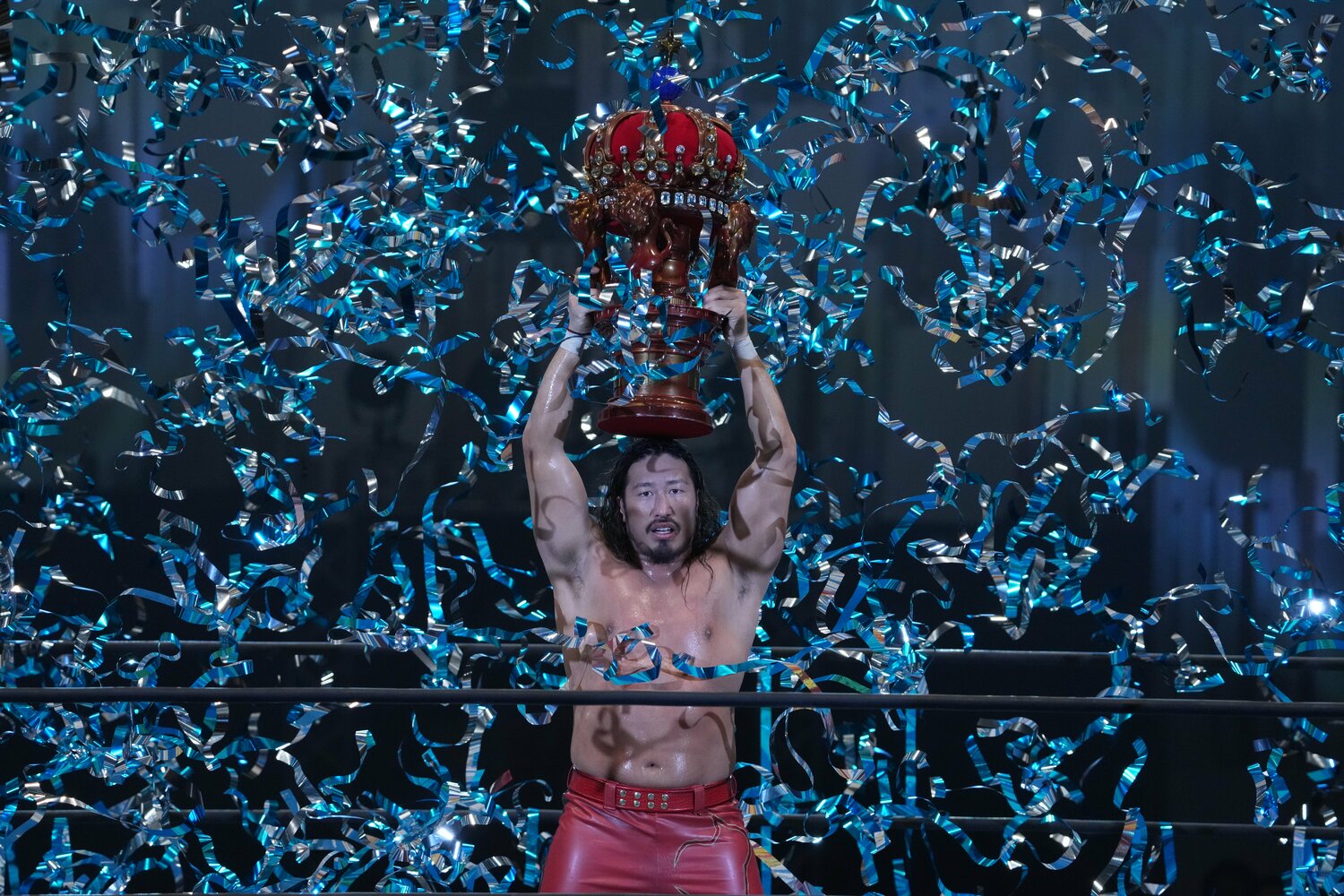 NJCの優勝トロフィーを高々と掲げた ©Masashi Hara