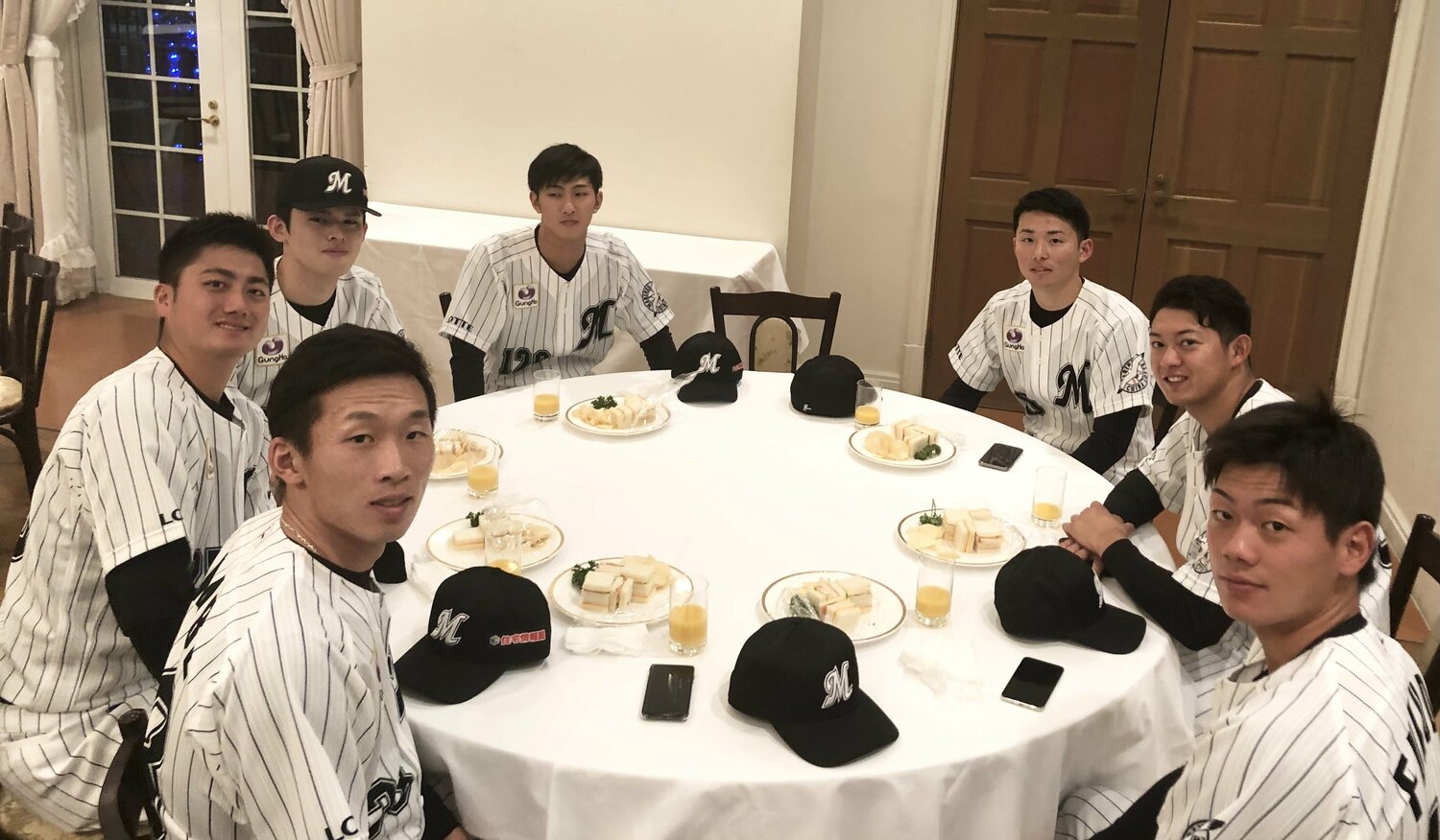 同期の仲間たちと入団会見でのオフショット　©︎Chiba Lotte Marines