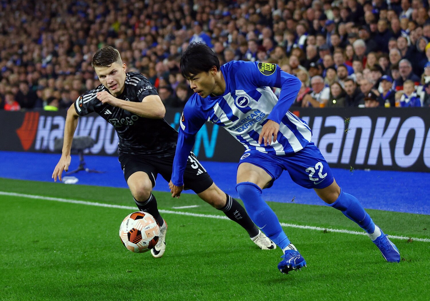 アヤックス戦の6分、“クライフターン”で相手右SBガーエイを置き去りにした直後のシーン　©AFLO