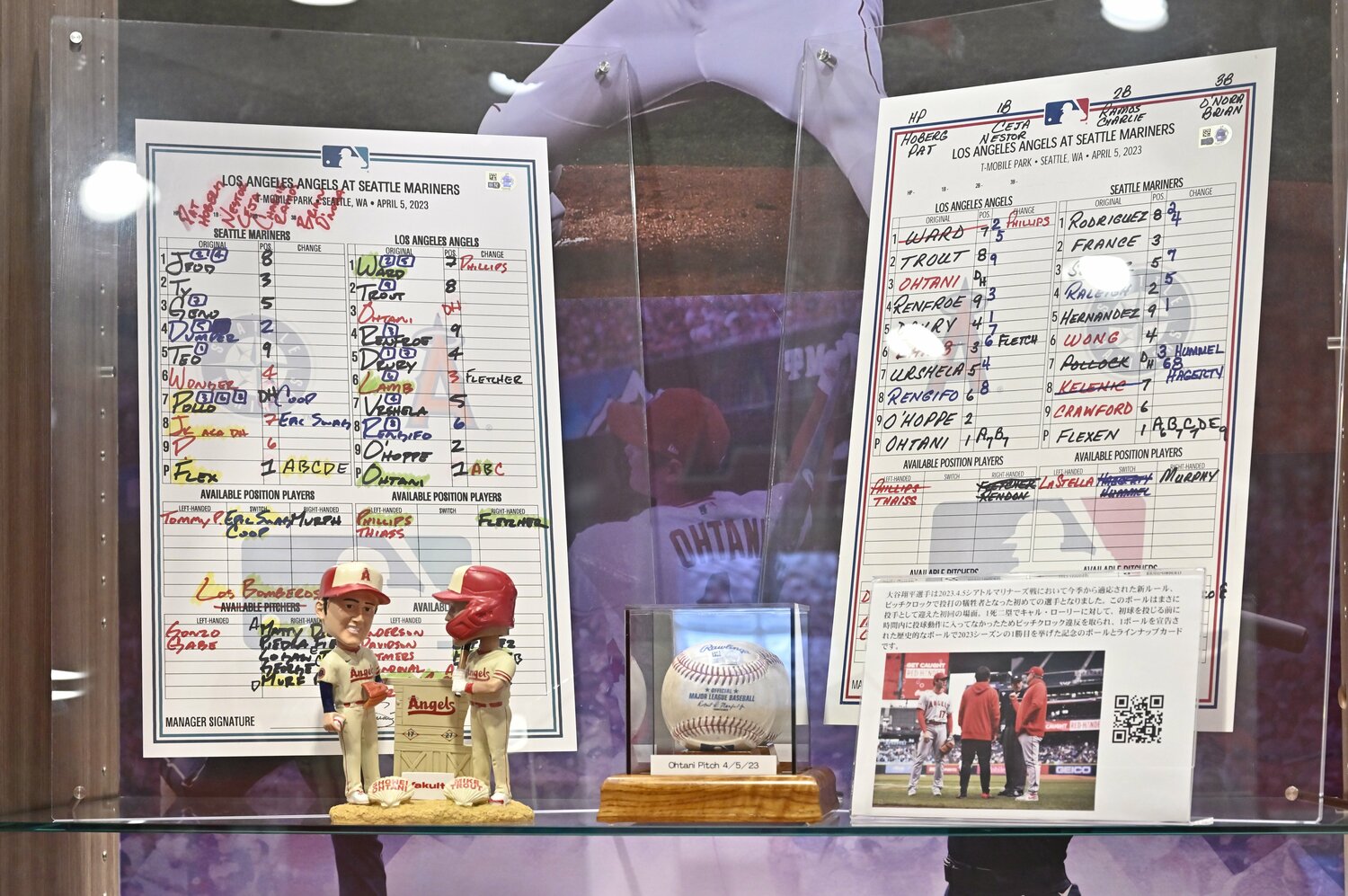 ピッチクロック違反をとられた試合のラインナップカードとボールも展示 ©Takashi Shimizu