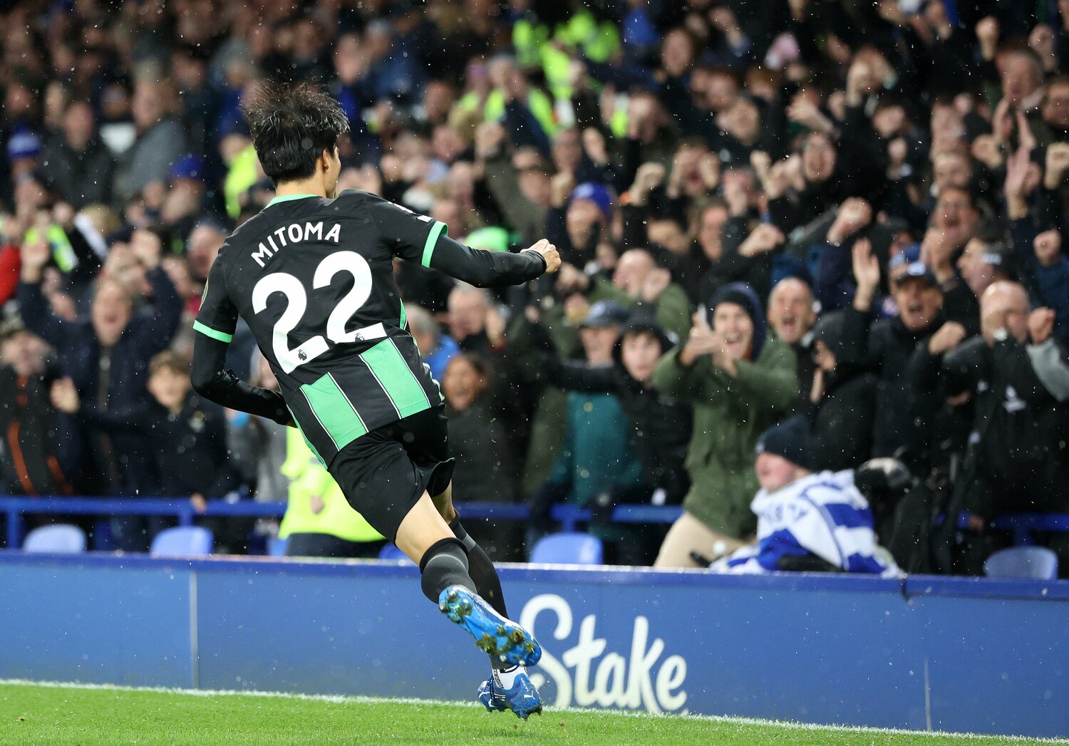 同点ゴールを演出した直後。ブライトンサポーターも立ち上がって興奮 ©AFLO