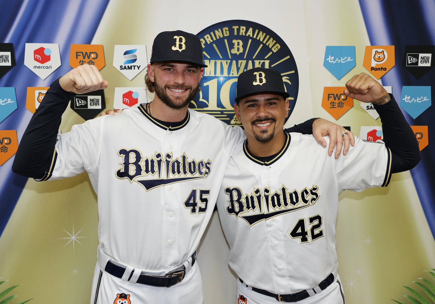 オリックスのコーディ・トーマス（左）。ロイヤルズ、ボビー・ウィット・ジュニアの姉の夫だという　©JIJI PRESS