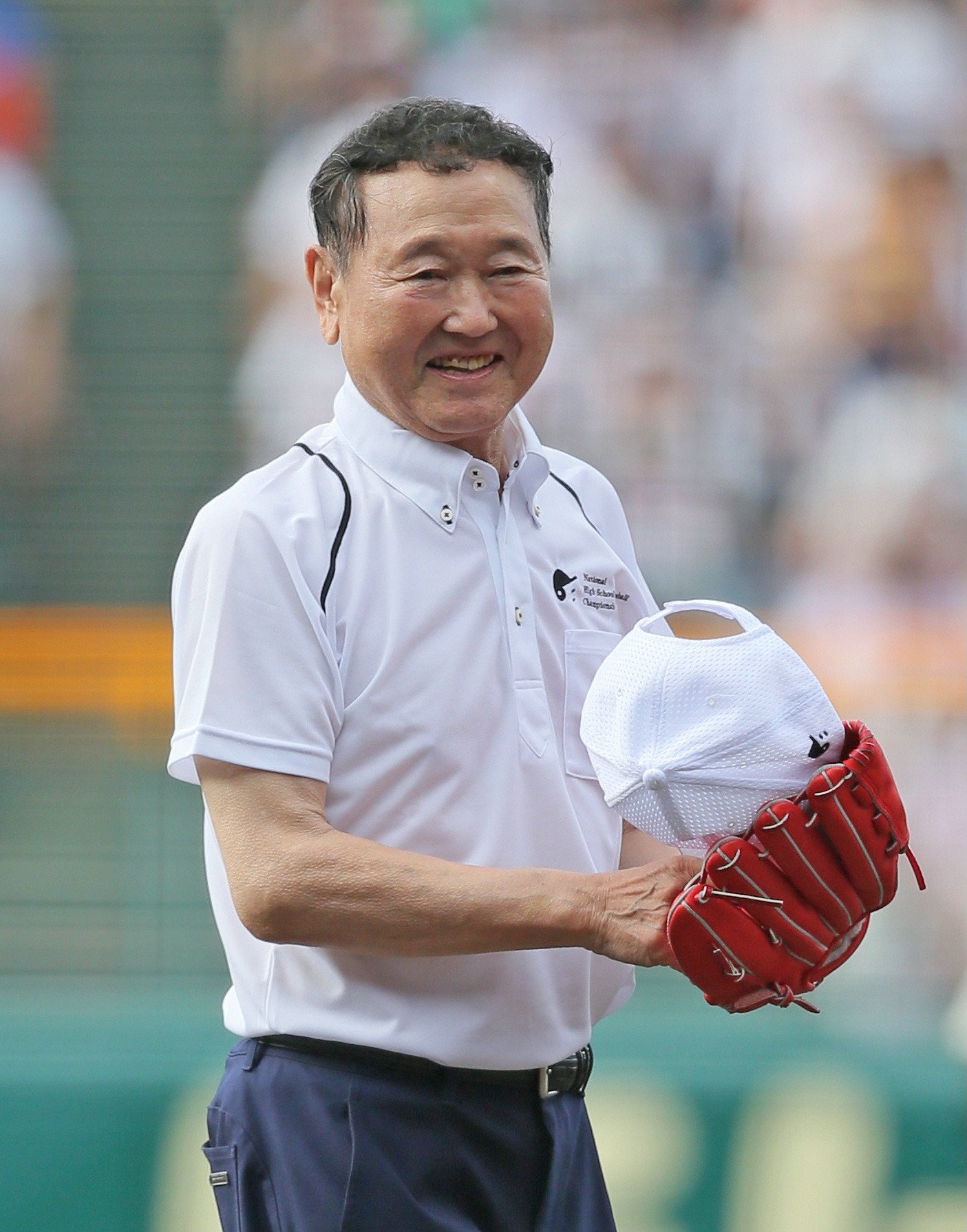 2018年8月16日、甲子園で「レジェンド始球式」を務めた板東英二　©JIJI PRESS