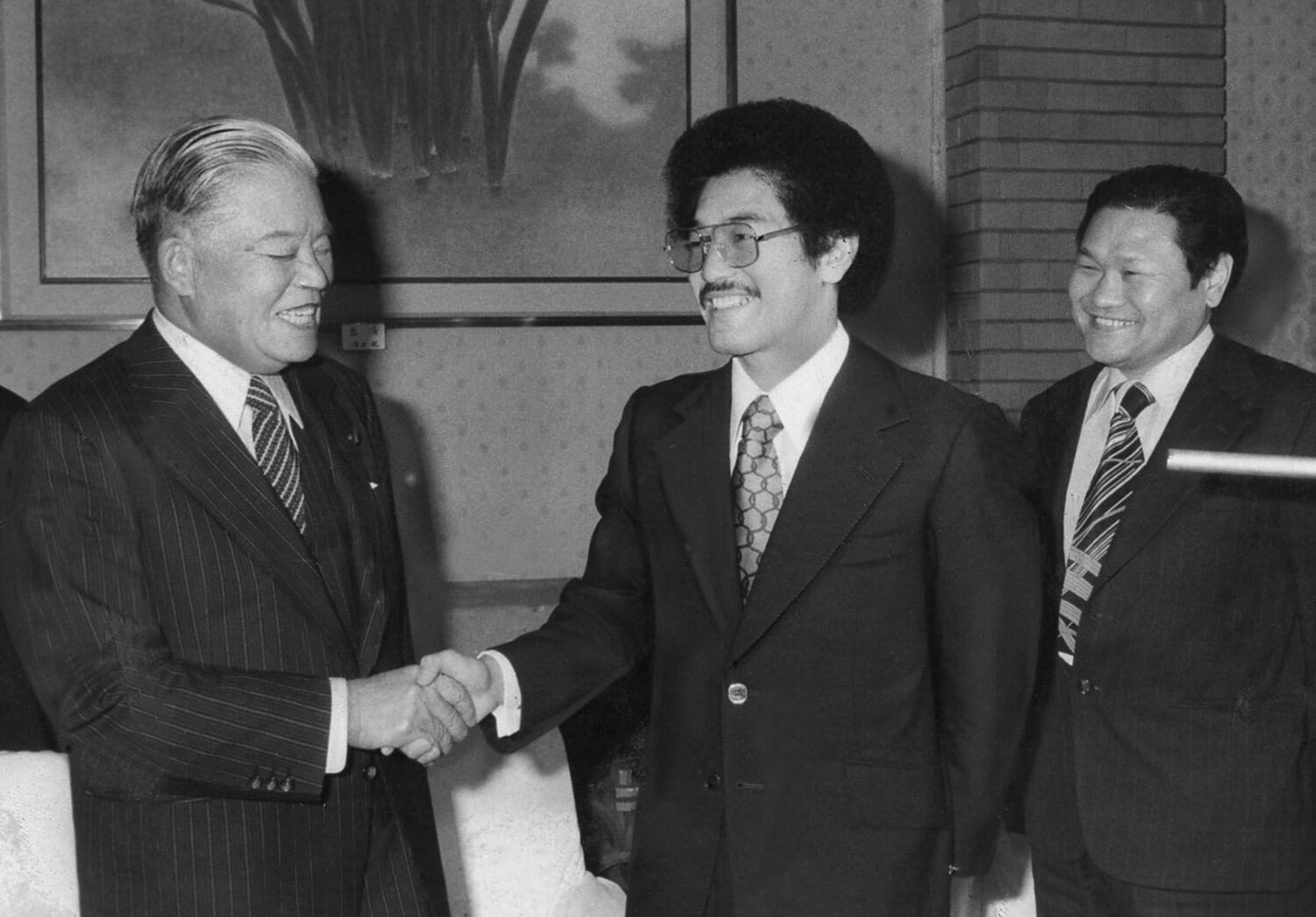 大平正芳首相（左）から防衛記録の祝福を受けたWBA世界ジュニアフライ級王者（現ライトフライ級）・具志堅用高と金平正紀　©︎Sankei Shimbun