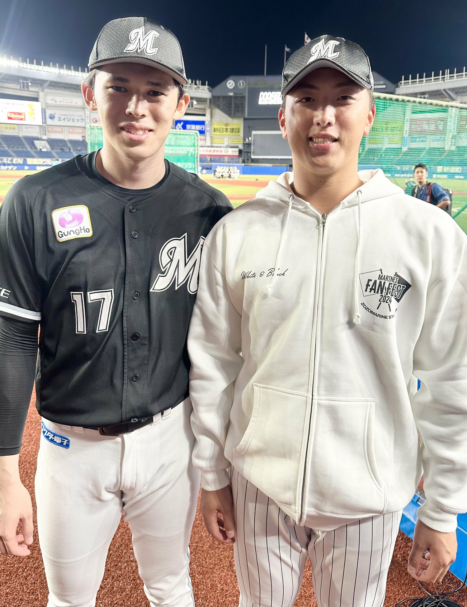 尊敬する佐々木朗希と田中晴のツーショット　©︎Chiba Lotte Marines