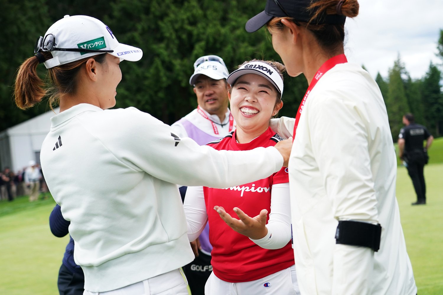 ホールアウト後、渋野日向子（左）らに祝福される山下美夢有（全米女子プロゴルフ選手権）　©︎Shizuka Minami