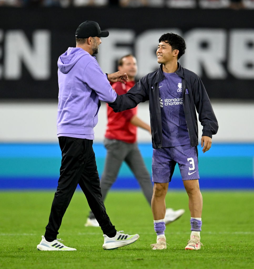 試合後、笑顔でコミュニケーションを取るクロップ監督と遠藤　©Getty Images