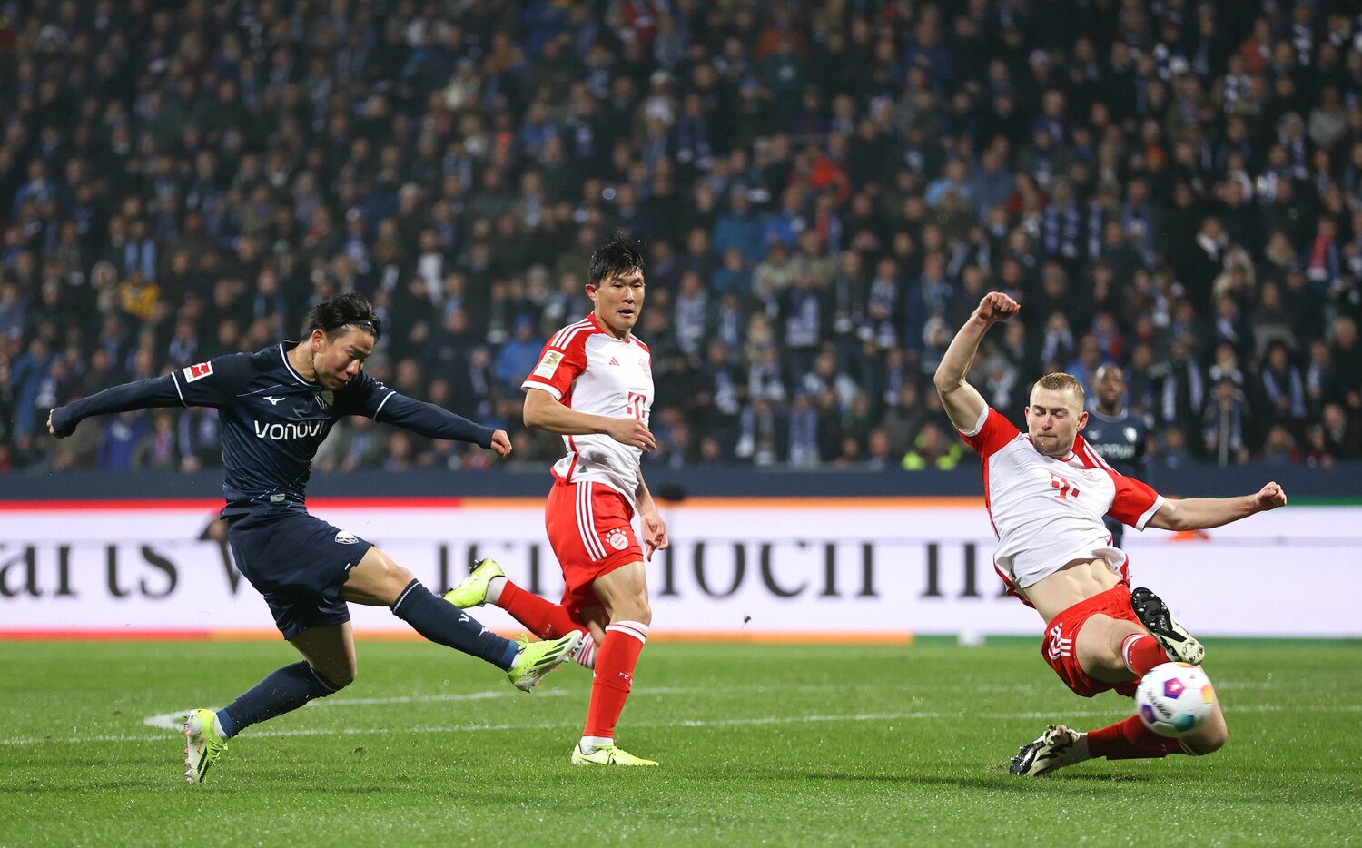 デリフト、キム・ミンジェが追いつけず、ノイアーも届かず。浅野らしさを体現するゴールだった　©Getty Images