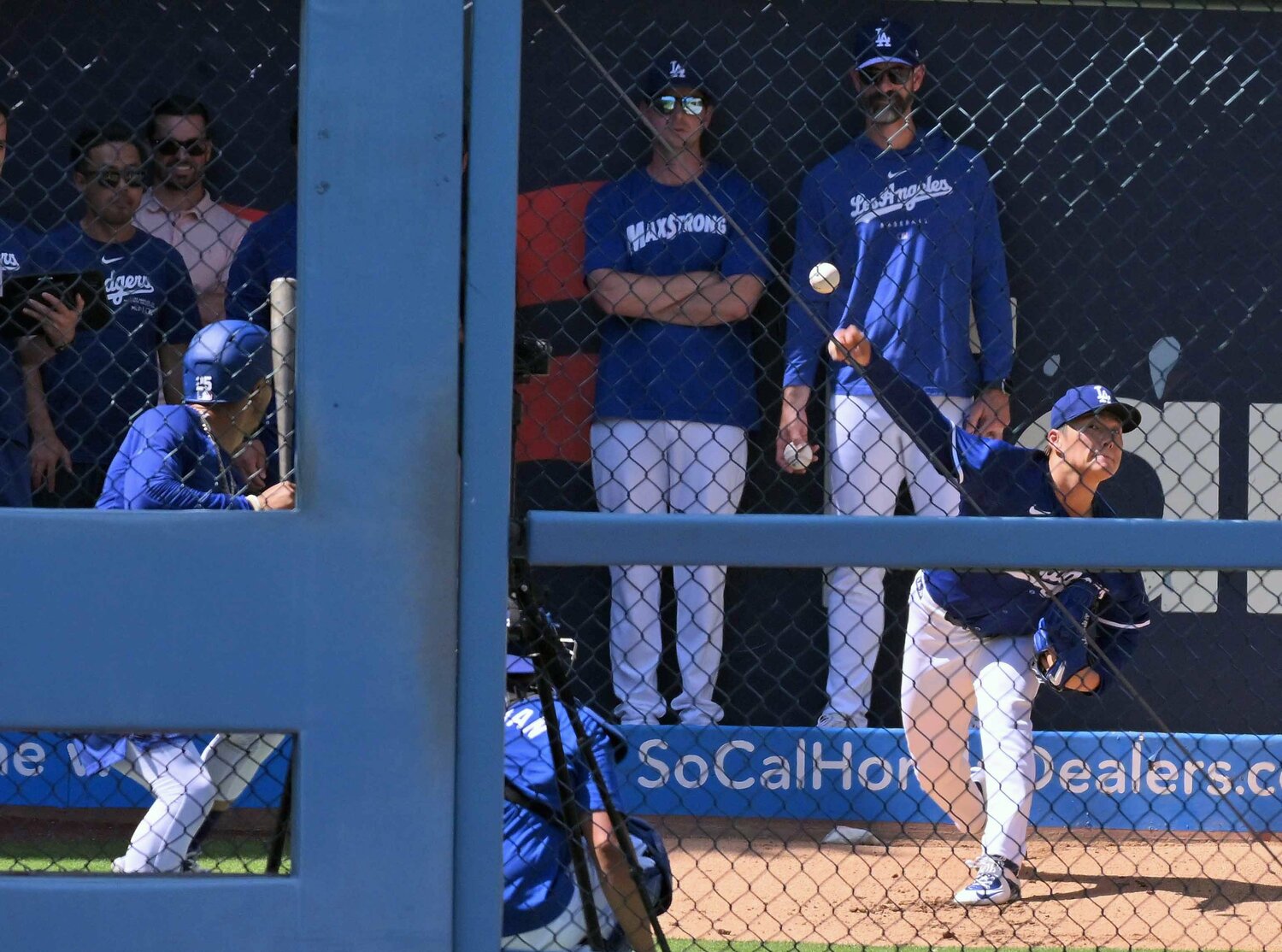 6日、ブルペンで投球する山本由伸 ©︎JIJI PRESS