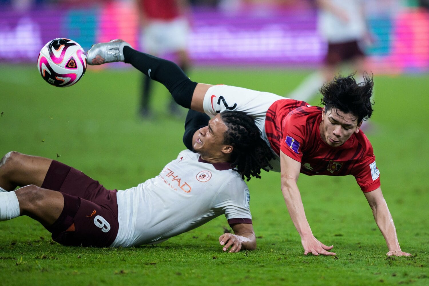 アケのハードタックルを浴びる大久保　©Sipa USA/JIJI PRESS