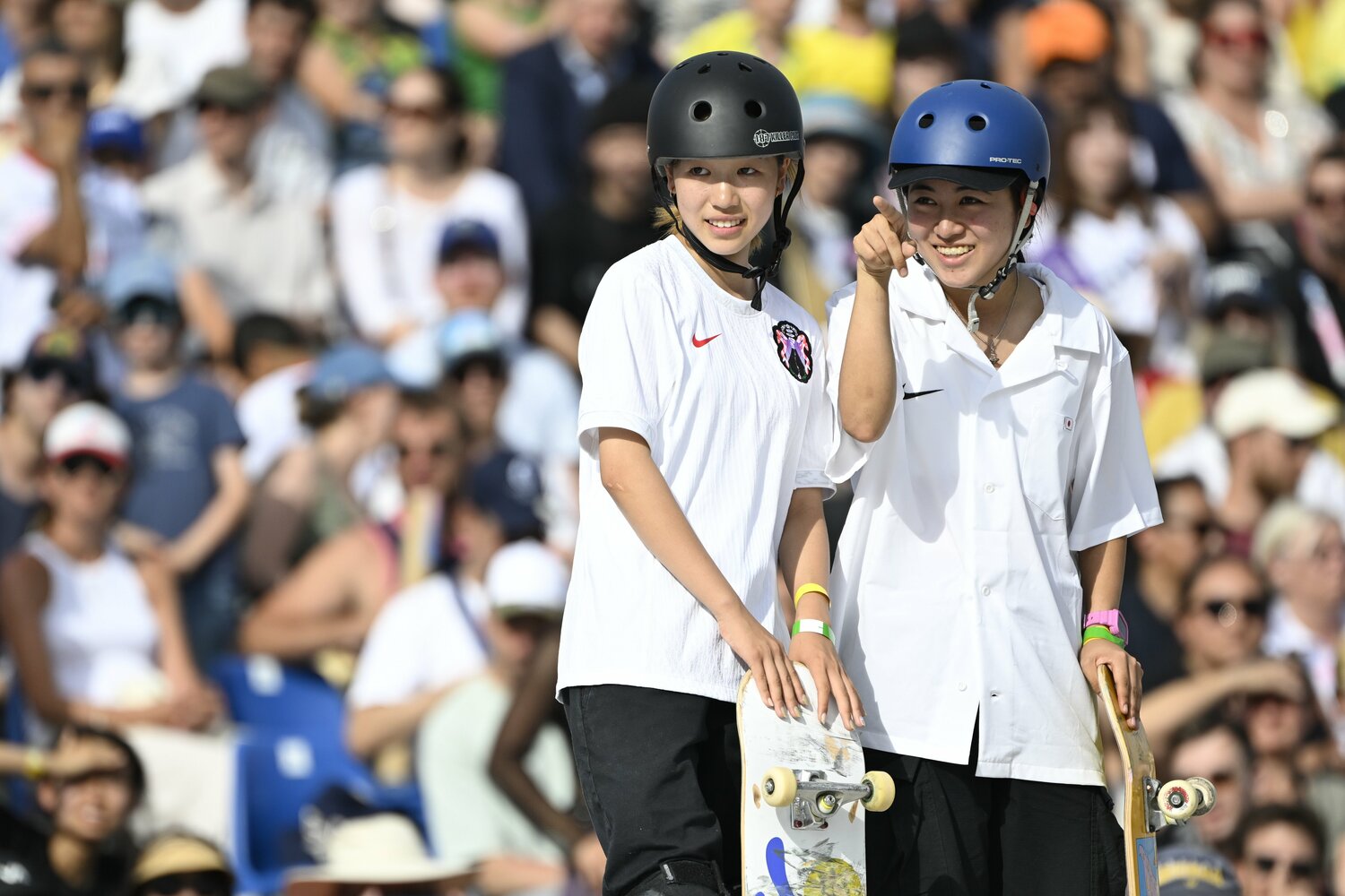 ベストトリックの順番を待つタイミングで、中山楓奈(右)と ©Asami Enomoto/JMPA