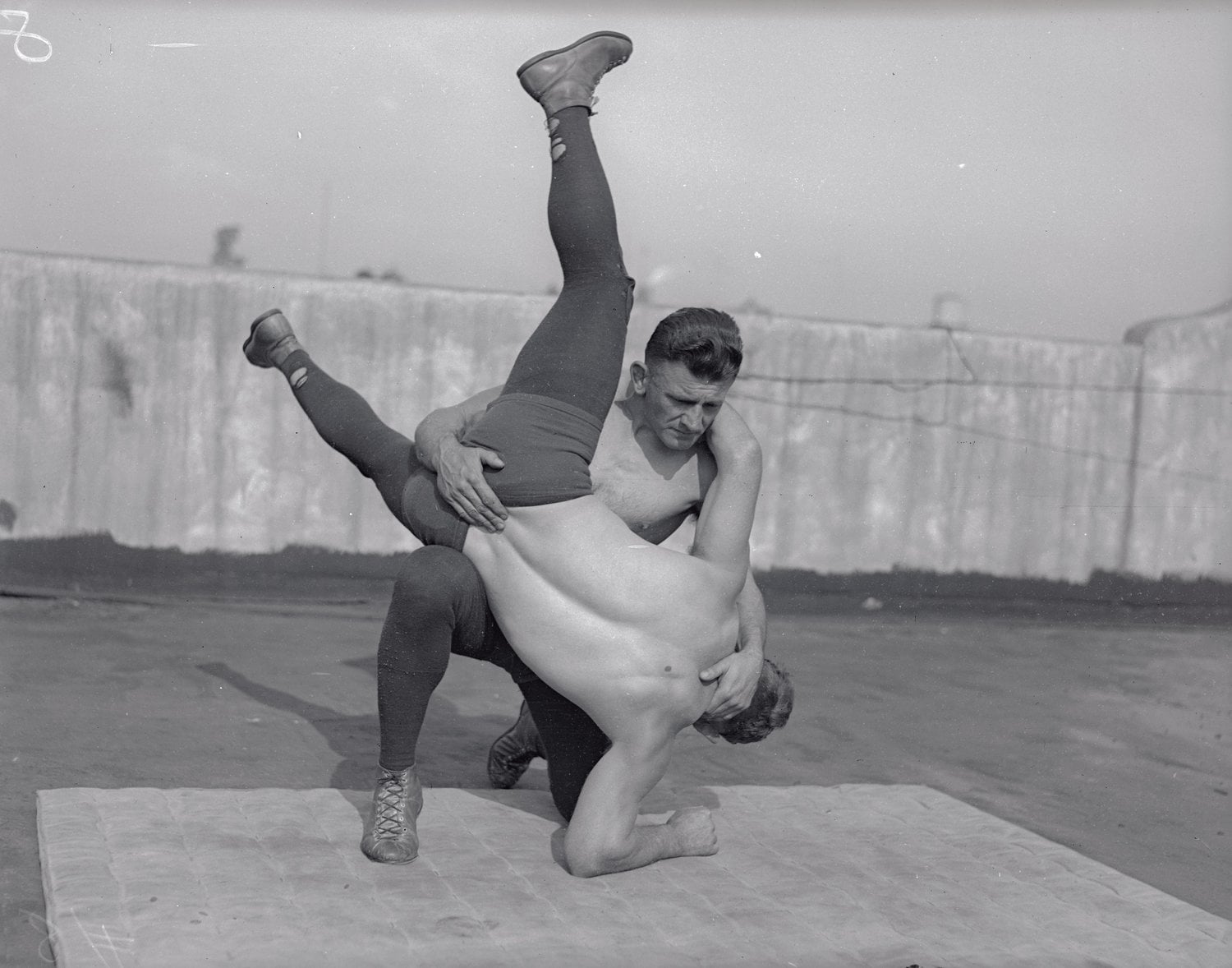プロレスの固め技を実践するアド・サンテル（1923年撮影）　©Getty Images