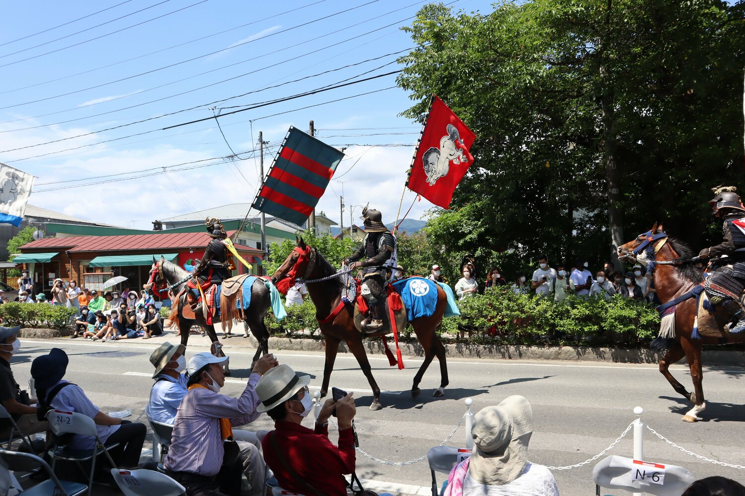 南相馬市内で騎馬武者行列に参加したディライトフル(中央)