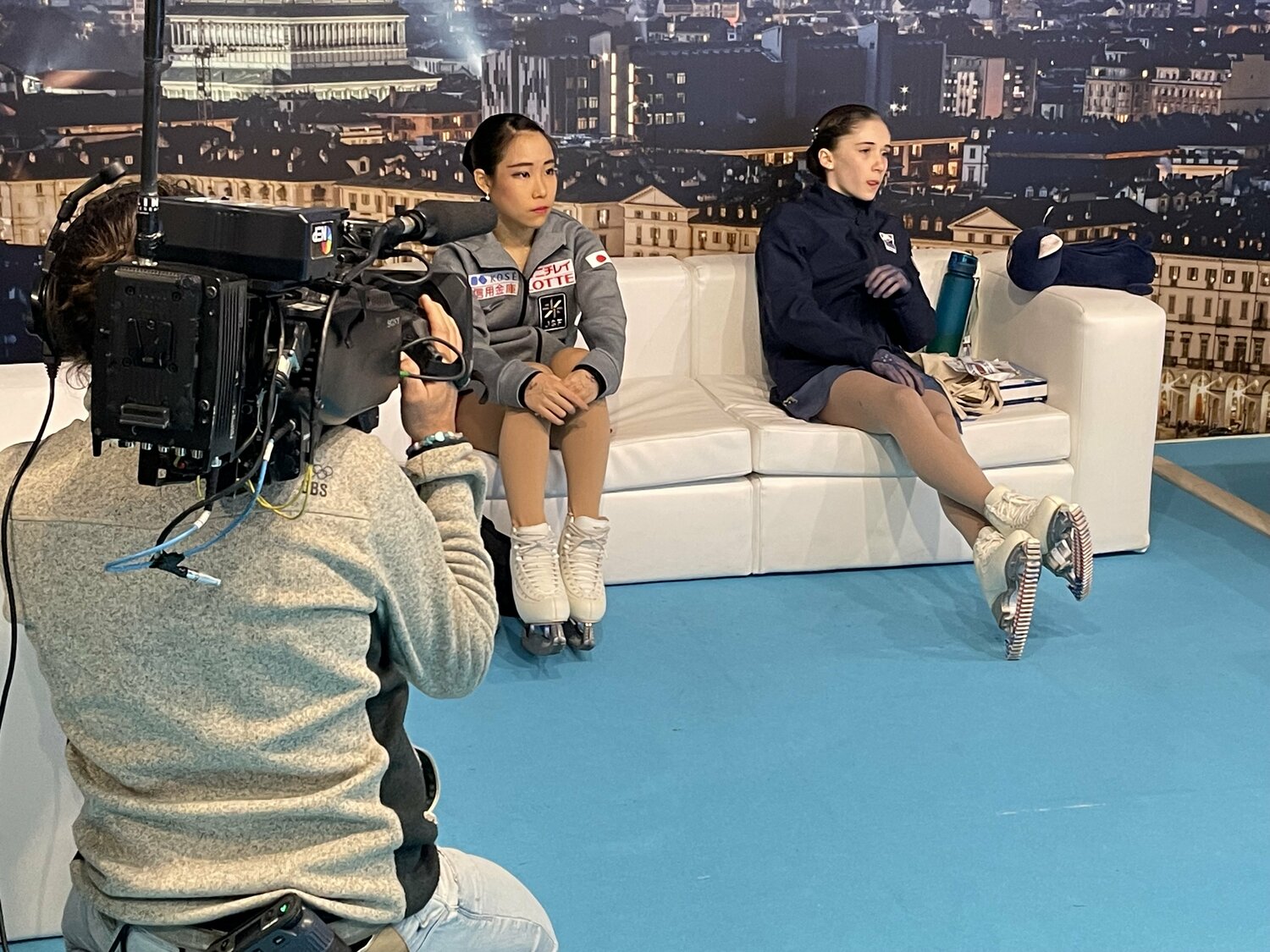 暫定2位のレヴィットとともにモニターを見つめる三原 ©Akiko Tamura