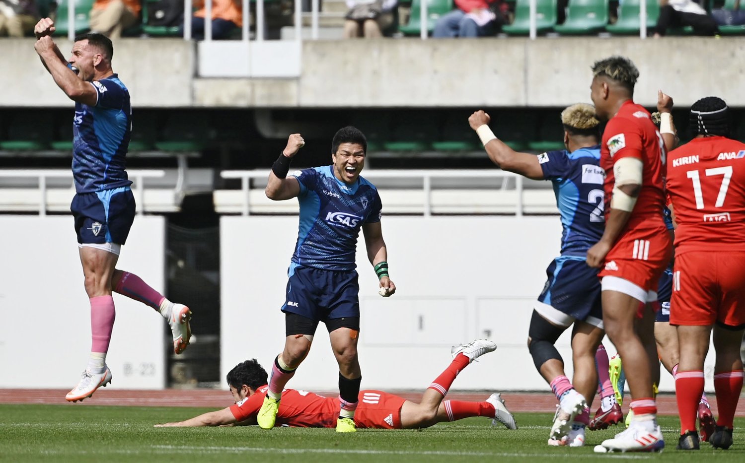 4強入りを決めてガッツポーズする立川理道　©︎KYODO