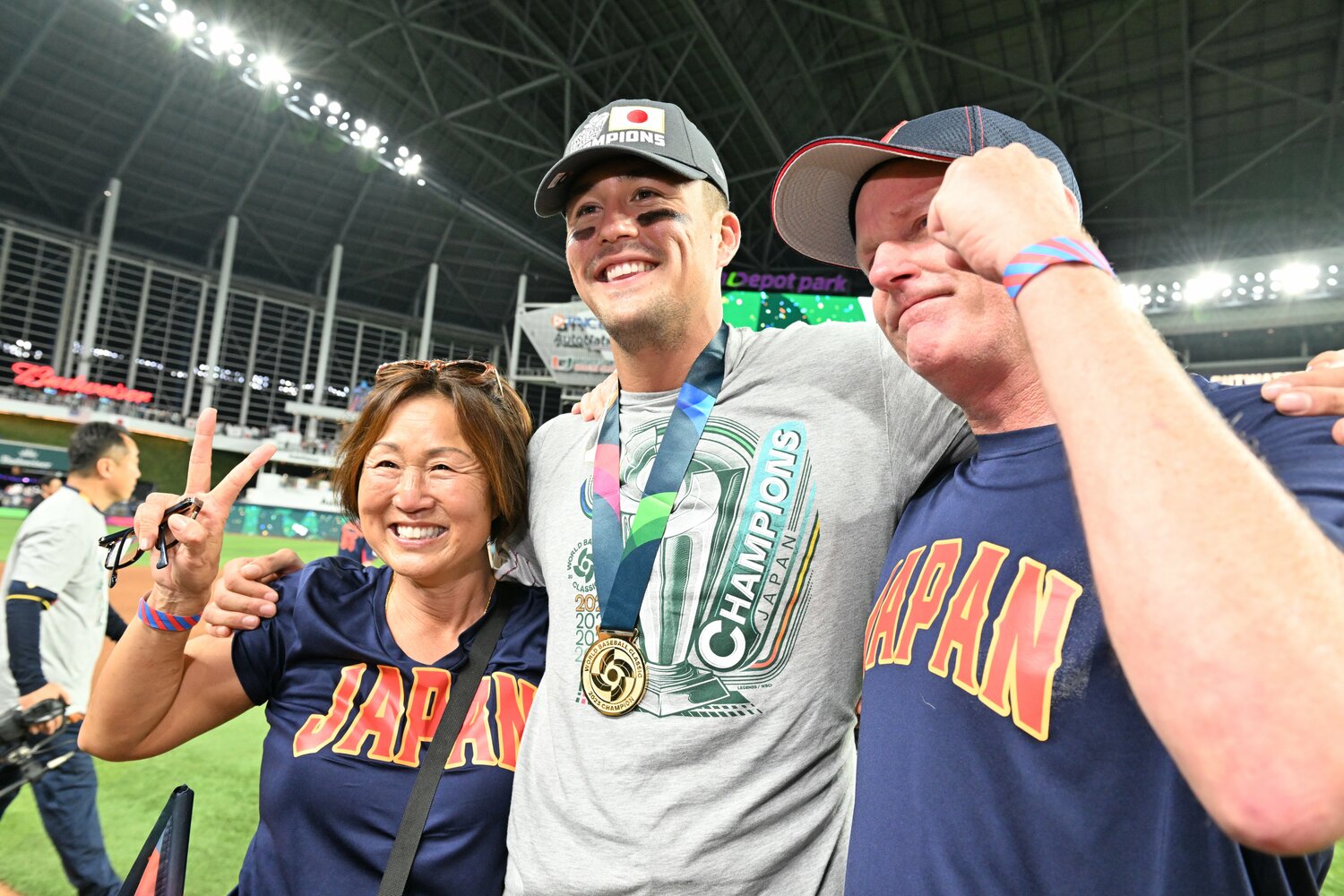 WBCで優勝し、母の久美子さん、父のチャーリーさんと笑顔の3ショット　©︎Naoya Sanuki