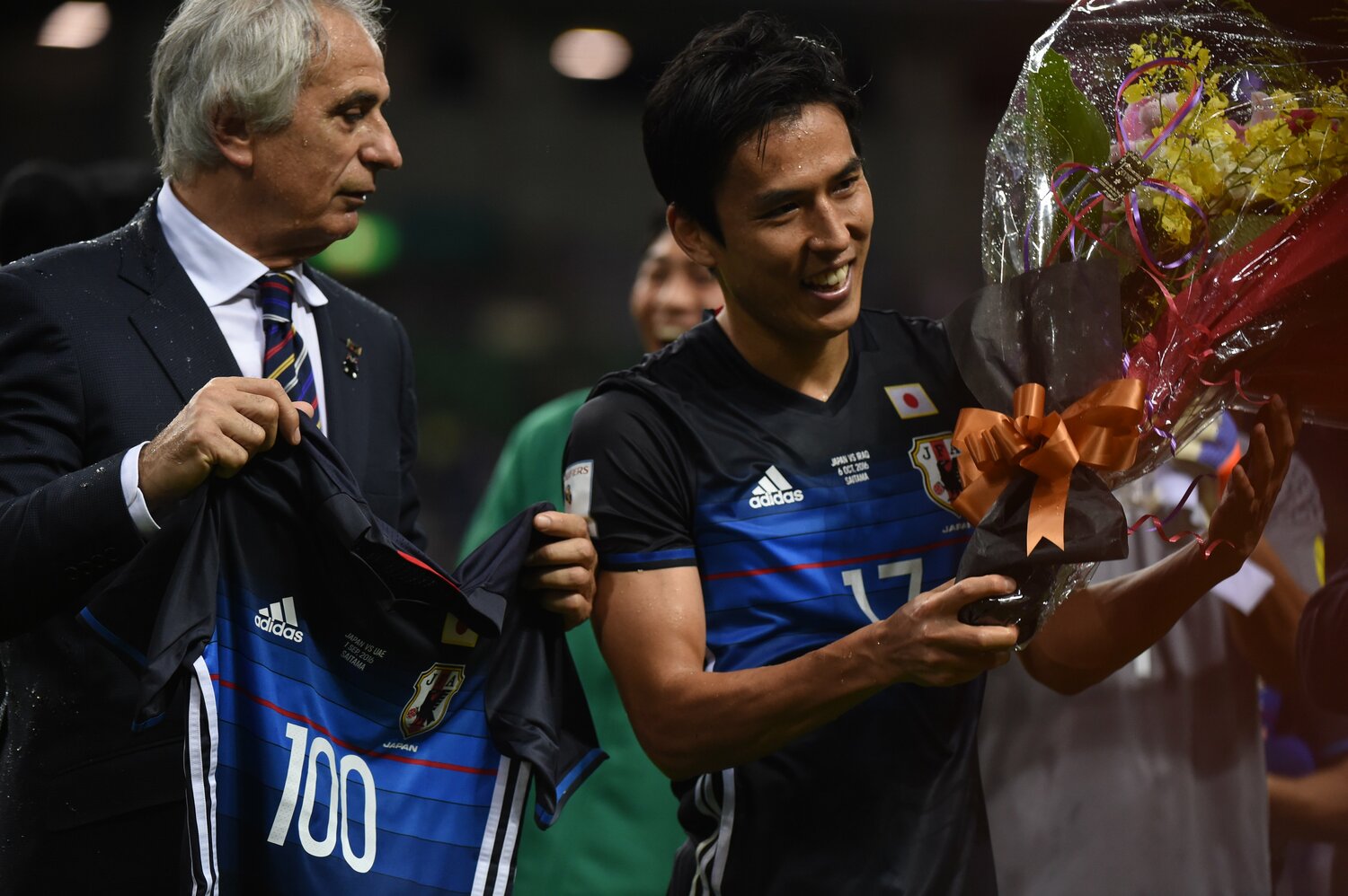 岡崎の100試合出場をたたえる長谷部とハリルホジッチ監督　©Getty Images