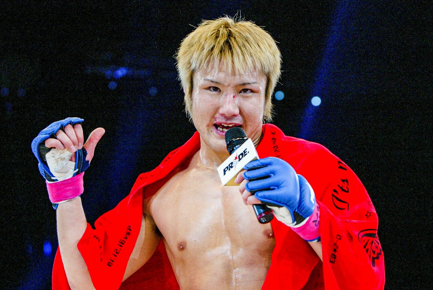 2004年の大晦日、UFCでも活躍したジェンス・パルヴァーをKO。試合後のマイクで「大晦日に判定、駄目だよ。KOじゃなきゃ！」とアピールする五味