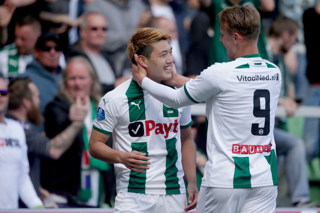 フォルトゥナ・シッタート戦で会心のミドルシュートを決めて同僚から祝福される　©Getty Images