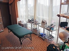 キャプション：メディカル・ケアを行った一室。世界トップレベルの選手のコンディショニングを支える最先端の機器が備えられた。 