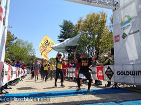 多くの仲間に出迎えられてゴールした石井。