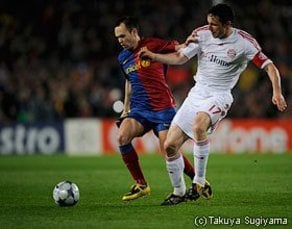 身長170cm体重65kgと小柄で、特にスピードがあるわけでもない。しかしそれを補うポジショニングやボディバランス、スタミナ、そして驚異的な“頭脳”で常に最善のプレーを生む