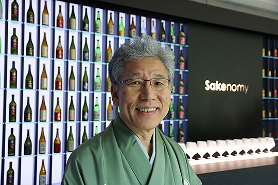 和服姿が粋な漆芸作家で人間国宝の室瀬和美さん。