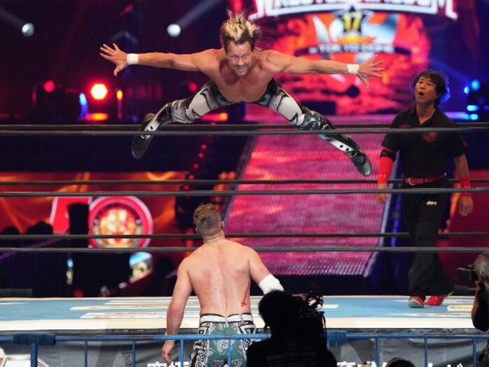 「どこまでやるんだ、この2人」圧巻の飛び技に大流血も…ケニー・オメガとウィル・オスプレイが「1.4」で見せた“お腹いっぱい”の激闘＜Number Web＞ photograph by Essei Hara