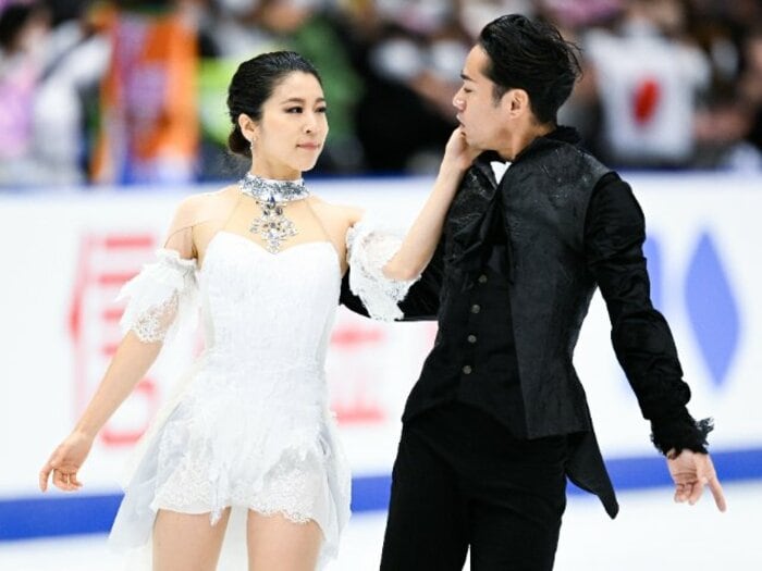 「すごい見つめられている感があって…」高橋大輔＆村元哉中が奏でる新たな関係性「音楽が鳴った瞬間、大ちゃんの目力が変わるんです」＜Number Web＞ photograph by Asami Enomoto