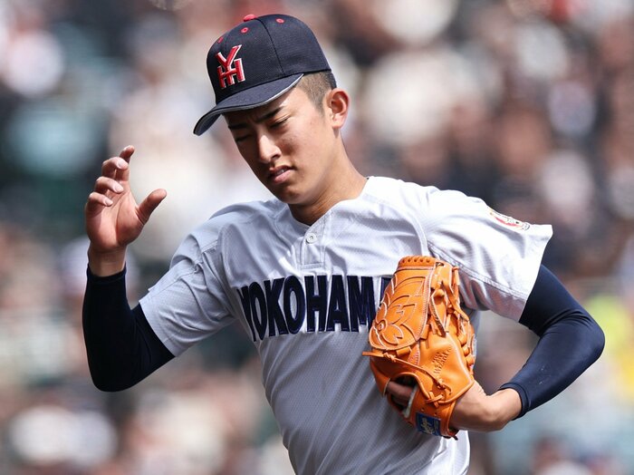 昨春の王者がセンバツ「まさかの初戦敗退」のナゼ…名門・横浜のエースが語った「異変」の中身は？ 監督は責任痛感「やっぱりこれが甲子園」＜Number Web＞ photograph by JIJI PRESS