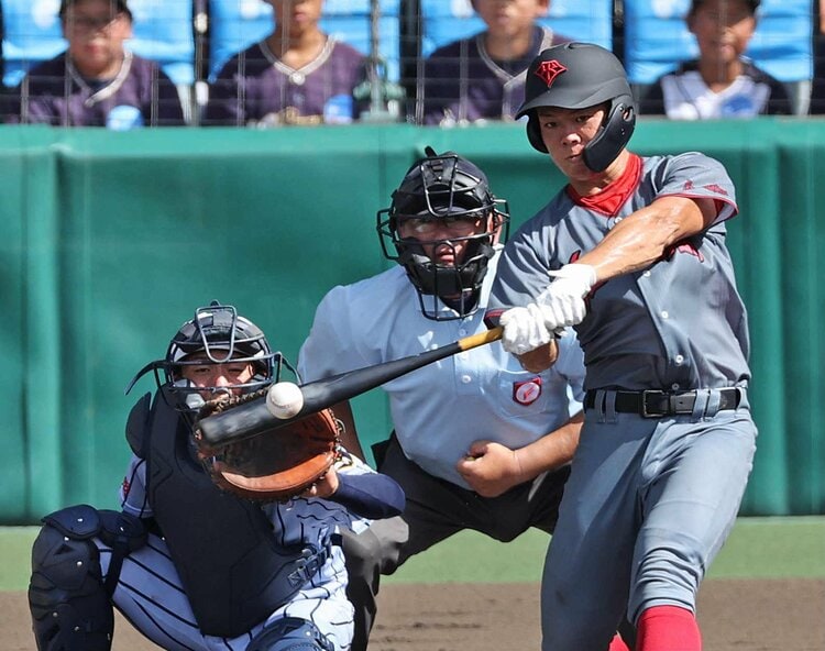 なびく髪、週休2日制、異色のユニフォーム…甲子園初出場・浜松開誠館の「高校野球離れ」した柔軟さ 元プロ監督は“筋肉＞技術”改革に着手 - 高校野球 -  Number Web - ナンバー