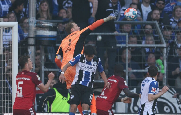 ノイアー相手に臆することなく競り合う奥川　©Getty Images