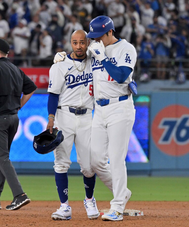 今季ポストシーズンで撮影された1枚。ベッツと話し込む大谷 ©JIJI PRESS