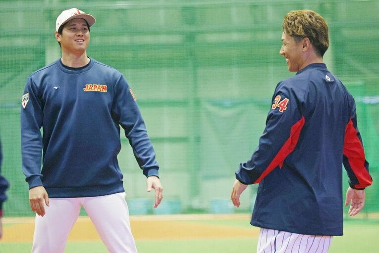 大谷とも肉体談義？ ©JIJI PRESS