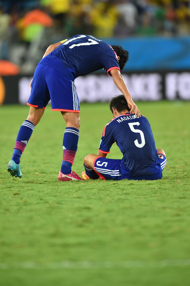 ブラジルW杯での蹉跌は長友の胸に刻み込まれている。今のチームのコーチには同じ思いを知る長谷部誠も　©JMPA