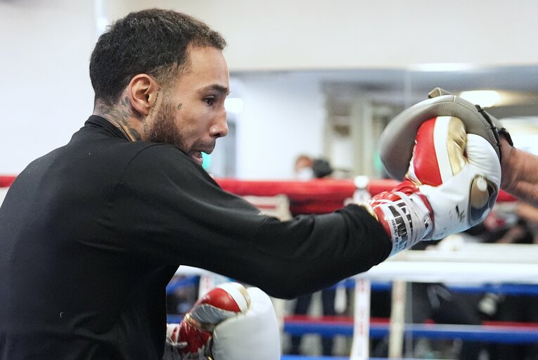 ミットに連打を放つネリ　©Naoki Fukuda