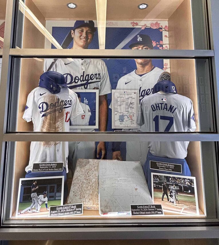 ドジャースタジアム内に早速展示された「50-50」の記念品。50盗塁目の三塁ベースはあるが、50本塁打目のボールはない　©JIJI PRESS