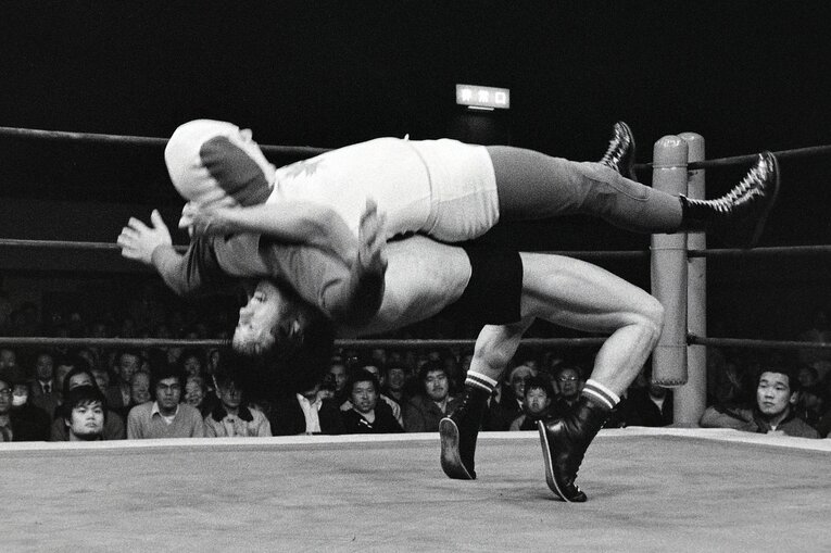 日本初公開となった藤波のドラゴンスープレックスホールド。相手はマスクド・カナディアン