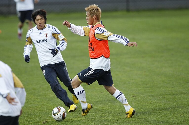 練習でマッチアップする中村俊輔（左）と本田圭佑（2010年ワールドカップ　南アフリカ大会） ／ photograph by JMPA
